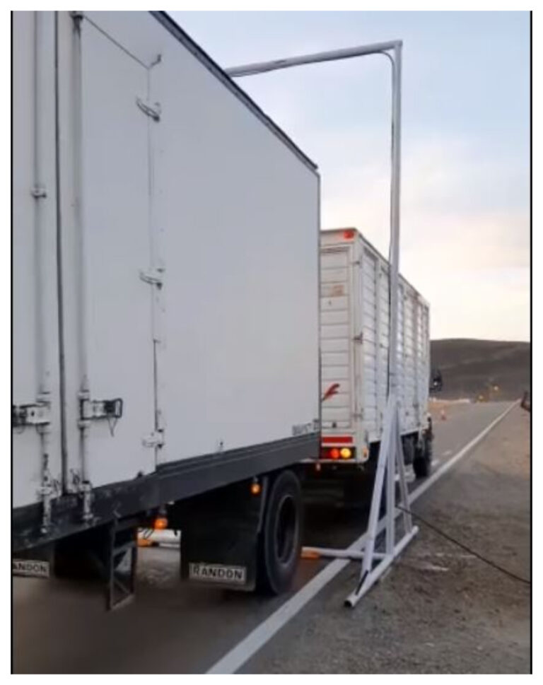 Un arco aspersor desinfecta vehículos que ingresan desde Santa Cruz a Chubut