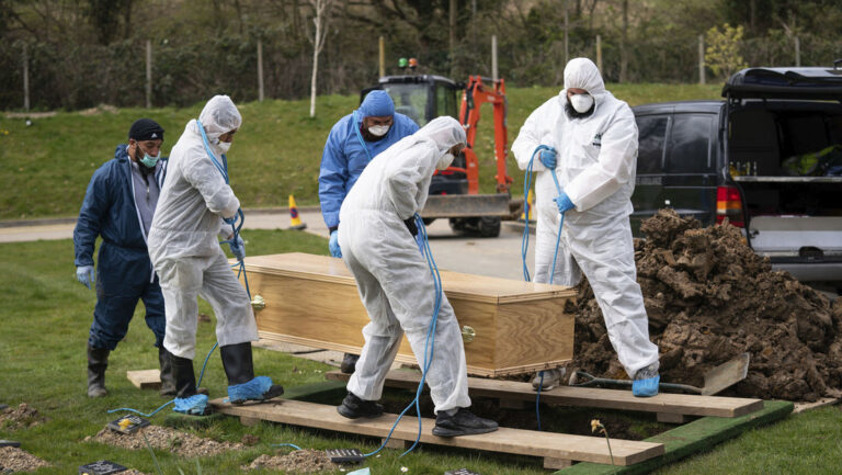 Reino Unido registra récord diario de 854 muertos