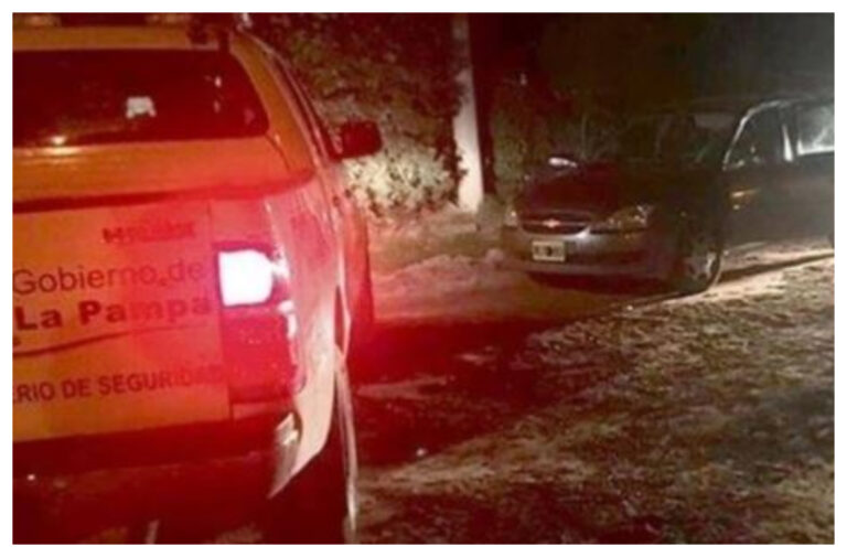 La paró la policía por violar la cuarentena y descubrieron que llevaba a un hombre en el baúl