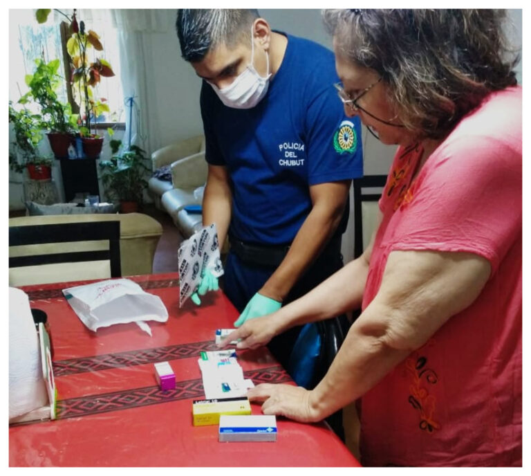 El gesto de un policía con una señora: salió a comprarle los medicamentos
