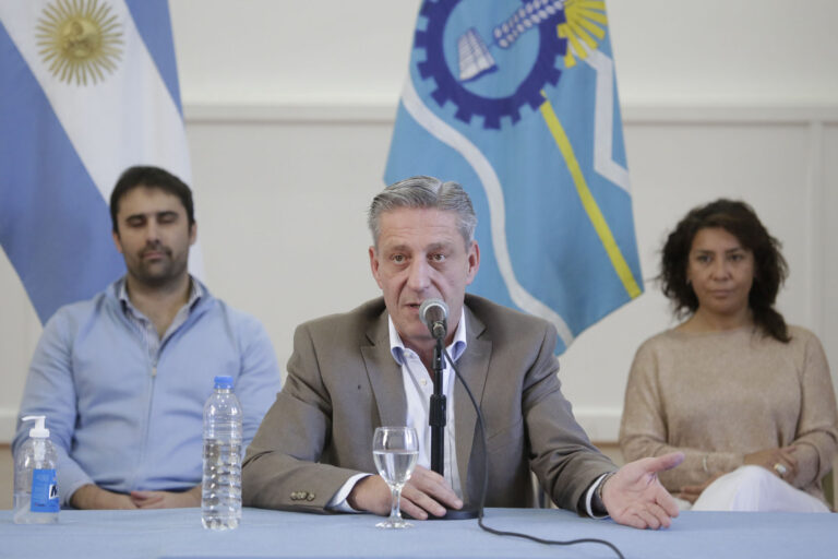 Arcioni desmintió haber firmado un DNU para establecer el uso obligatorio de barbijos