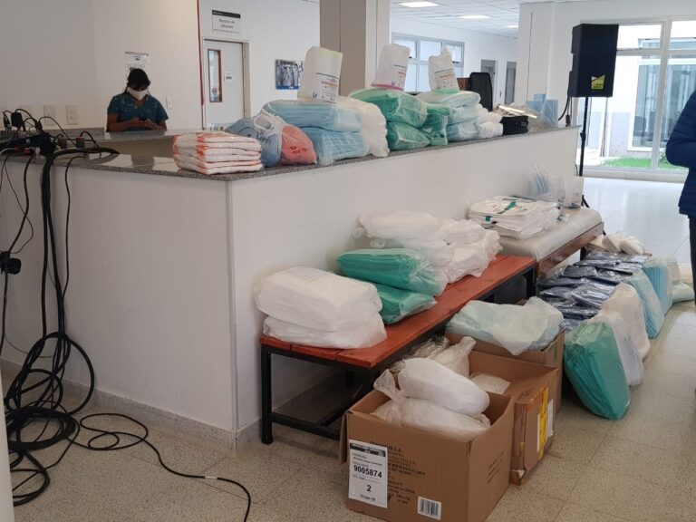 Entregaron tres respiradores y elementos de bioseguridad a personal del Hospital Alvear