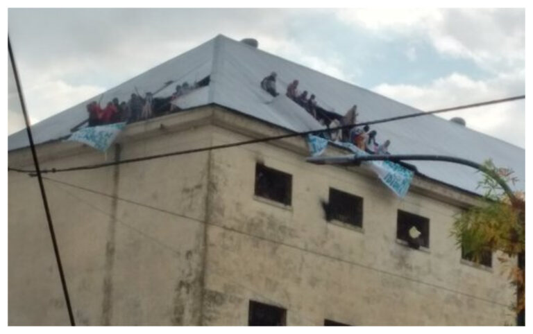 Motín en Devoto: máxima tensión luego de que presos tomarán dos pisos