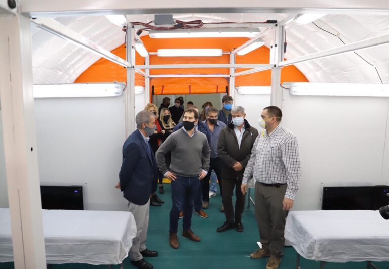 Luque participó de la apertura de un hospital de campaña por parte de PAE