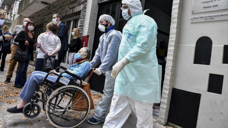 Piden hisopado obligatorio para las residencias geriátricas en Argentina