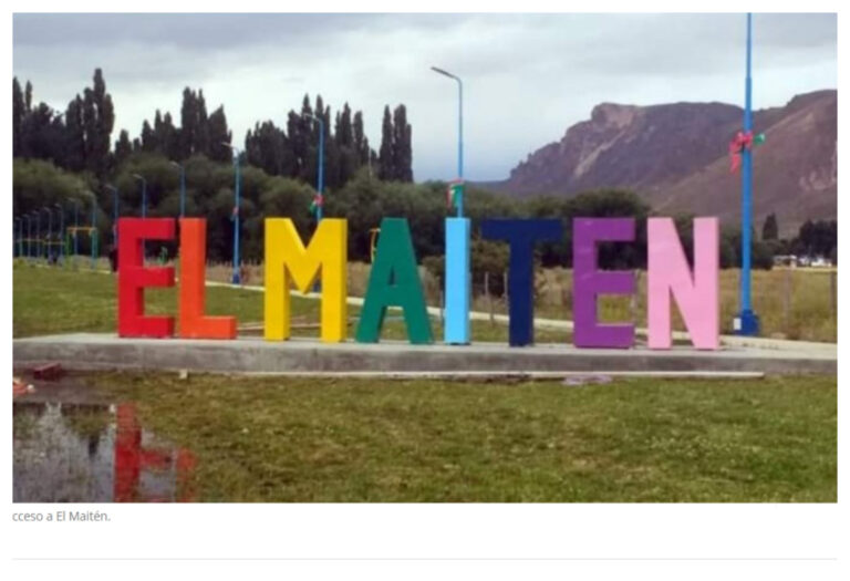 Vecinos construyeron un cartel de bienvenida para el ingreso a su pueblo