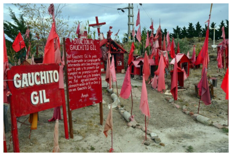 El vicio fue más fuerte: saquearon los santuarios del Gauchito Gil en busca de cigarrillos