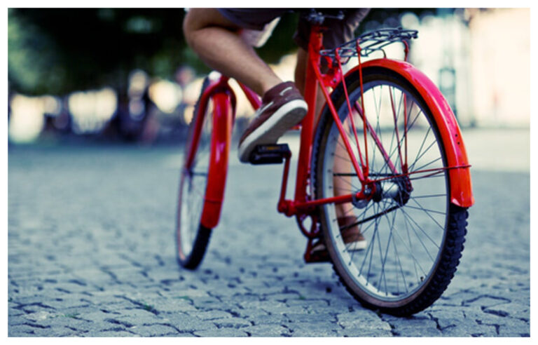 Pensó que se había terminado la cuarentena y salió en bicicleta a la casa de su amiga