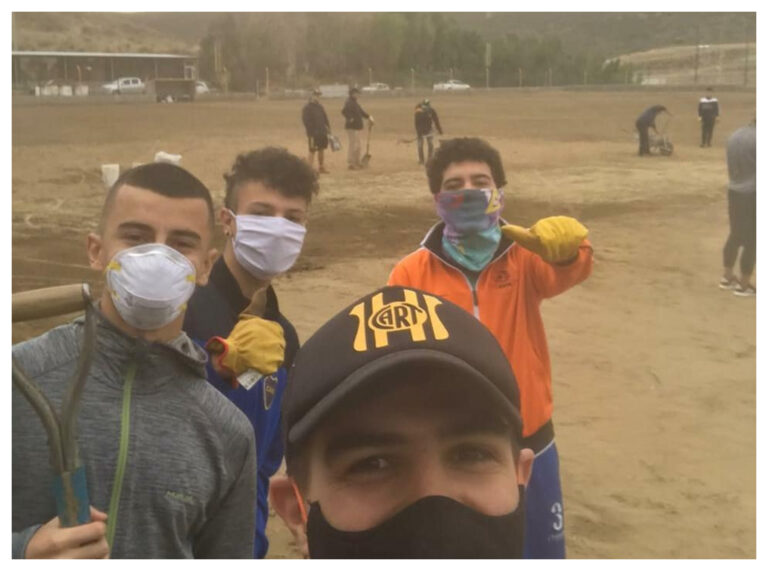 Jugadores, técnicos y comisión del CART sembraron el césped para la cancha principal