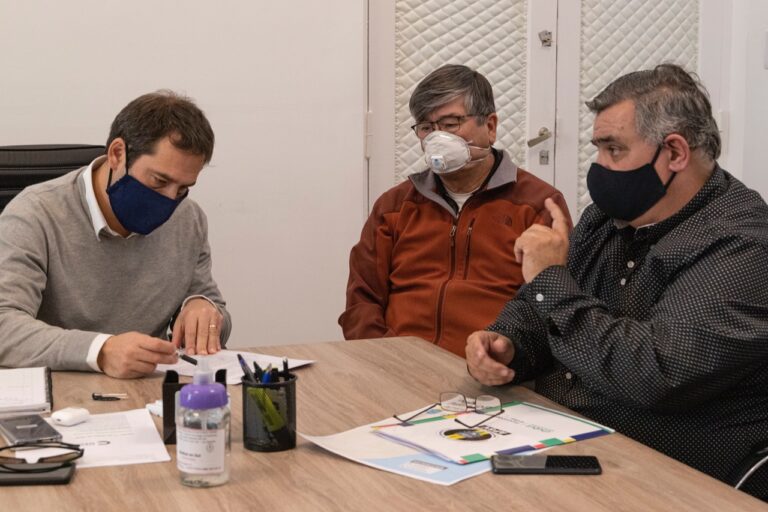 Firman acuerdo para abrir un Centro de Licencias de Conducir para Adultos Mayores