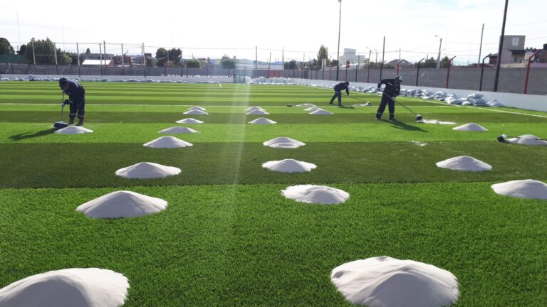 La obra de la cancha de césped sintético del Club Palazzo ya está casi finalizada