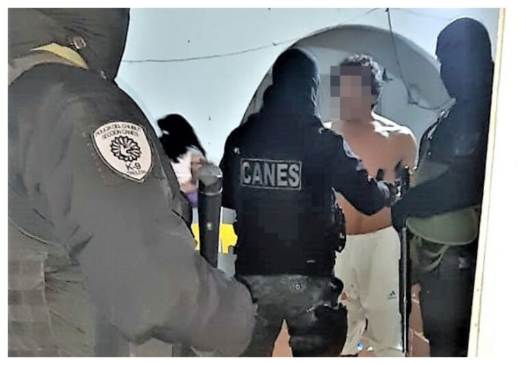 Su amigo manoseó a su mujer, hizo que se pusiera una bikini y le dio una paliza