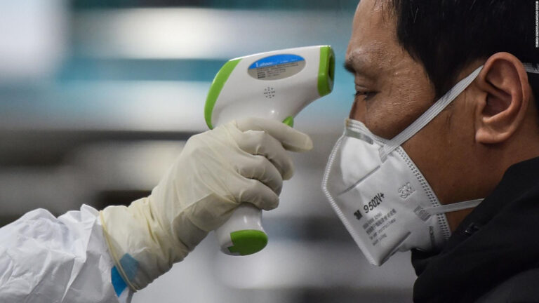 La OMS anunció dos nuevos síntomas relacionados al coronavirus