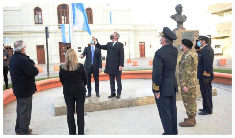 Arcioni participó del acto por el 210º Aniversario de la Revolución de Mayo en Comodoro Rivadavia