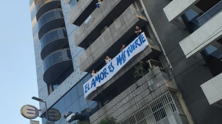 Médicos protestan con una caravana masiva en Cordoba