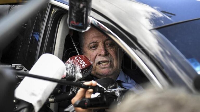 Ginés González García se realiza «controles y estudios médicos» en una clínica porteña