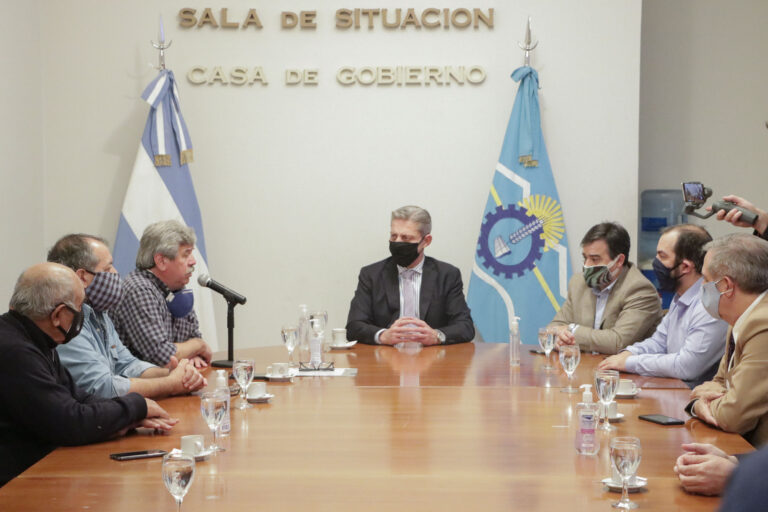 Arcioni firmó acuerdo con el Sindicato de Trabajadores Viales del Chubut