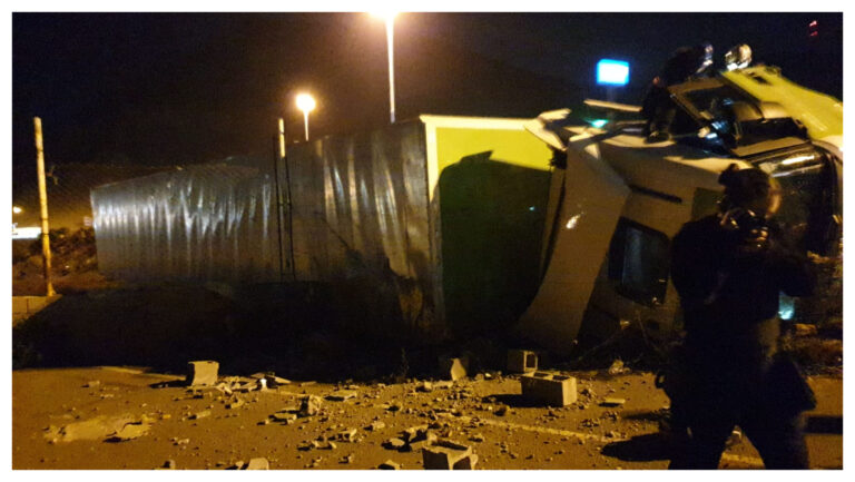 Las fuertes ráfagas de viento provocaron que un camión volcará en Ruta N°3