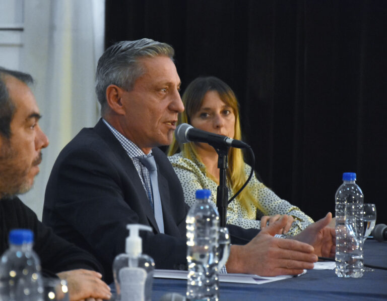 Arcioni envío el proyecto de ley de reestructuración de deuda en dólares a la Legislatura