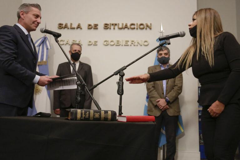 Arcioni le tomó juramento a Cynthia Gelvez como Presidenta de la Administración de Vialidad Provincial