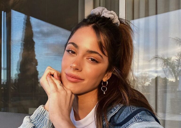 La postal «primaveral» de Tini Stoessel con top negro y escote