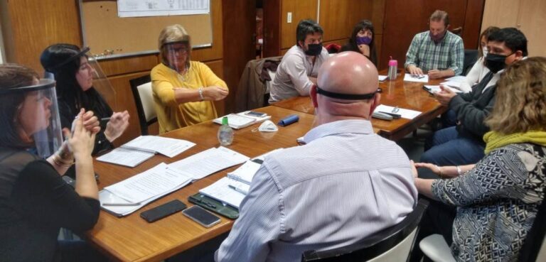 La ministra de Educación se reunió con representantes de los 5 gremios docentes
