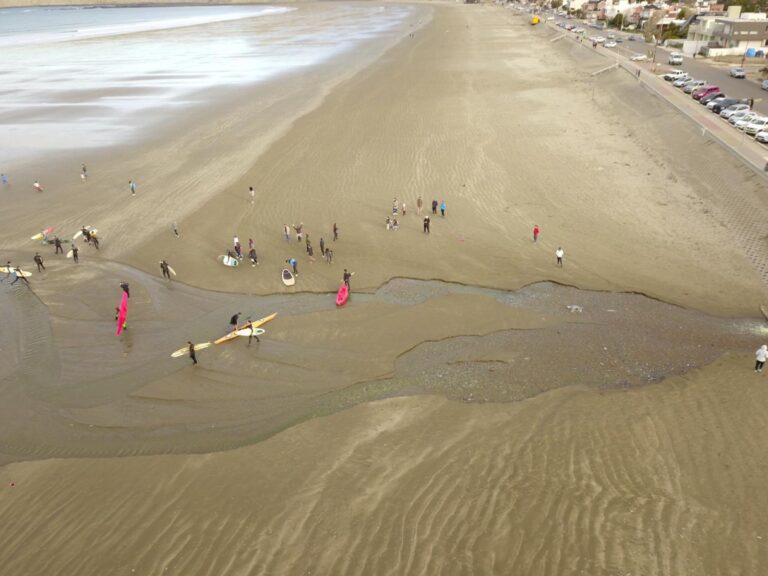 Vecinos de Rada Tilly se autoconvocaron para realizar un abrazo simbólico al mar