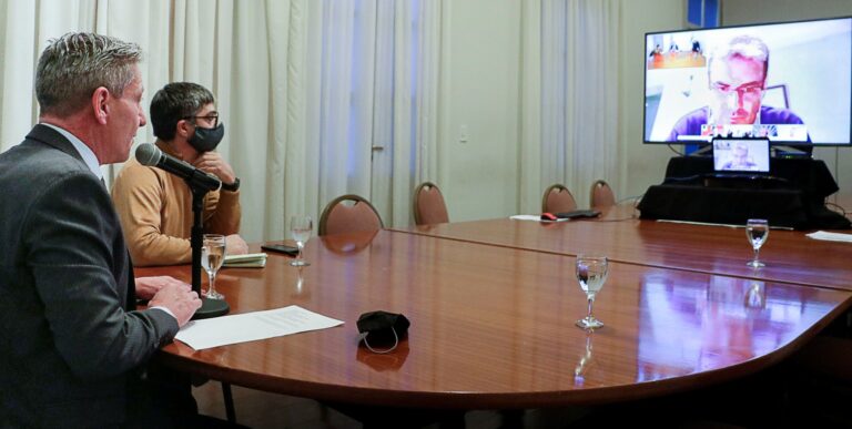 Arcioni mantuvo una videoconferencia con miembros del directorio de Camuzzi