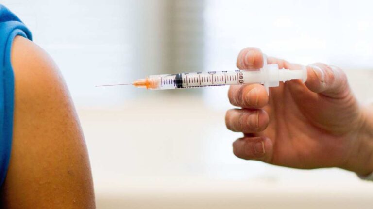 Vacuna contra el coronavirus: La OMS espera tener «2.000 millones de dosis» para fin de año