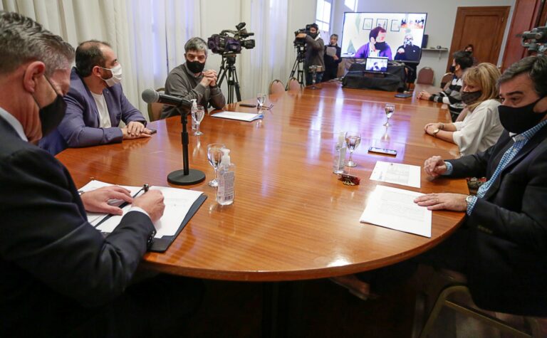 Arcioni y Luque firmaron un convenio para concluir la obra del Centro de Encuentro Norte de Comodoro Rivadavia