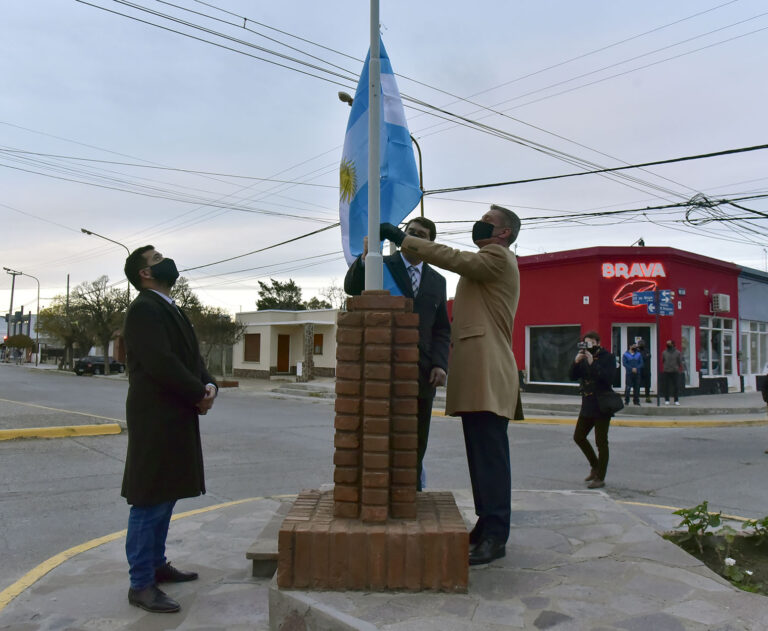 Arcioni y Biss izaron el pabellón nacional en conmemoración al Día de la Bandera