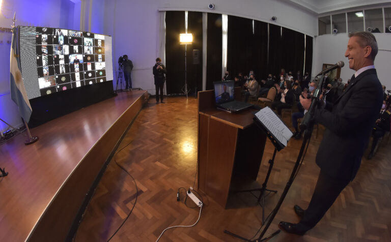 Arcioni tomó la Promesa de Lealtad a la Bandera a 43 alumnos de la provincia