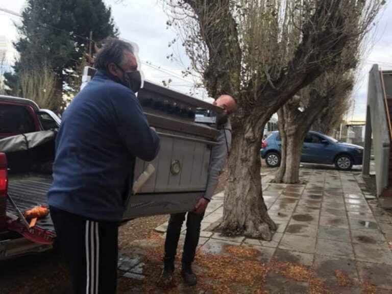 El empresario Cristóbal López donó una cocina industrial a hospital rural