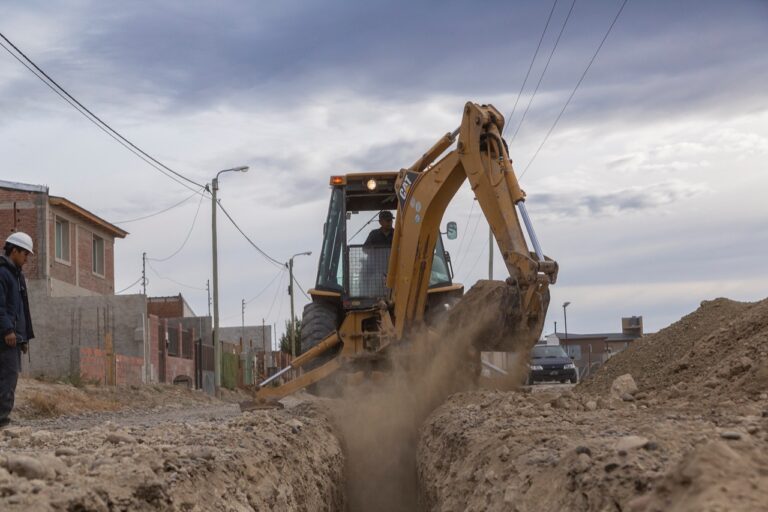 Continúan con la obra de red de gas natural para el barrio René Favaloro