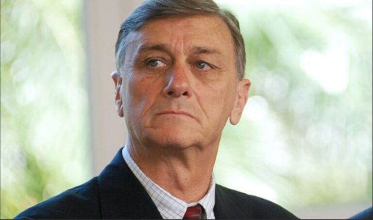 Los familiares del ex gobernador Hermes Binner lo despiden en una ceremonia intima