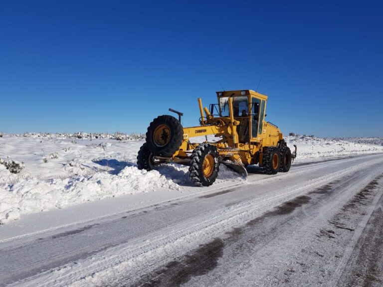 Vialidad Provincial despejó gran acumulación de nieve en el acceso a Camarones