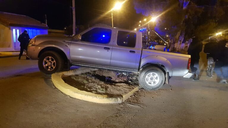 Conductor terminó arriba de un boulevard: 1, 41 le dio el alcoholímetro