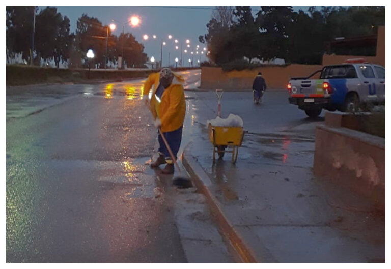 Urbana trabaja en la limpieza de pluviales y bocas de tormenta