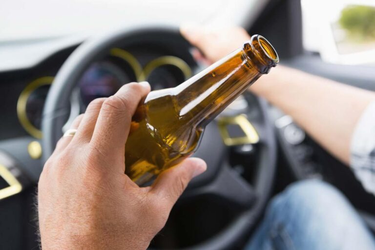 Consumían alcohol en un auto, llegó la policía y huyeron a pie abandonando el vehículo