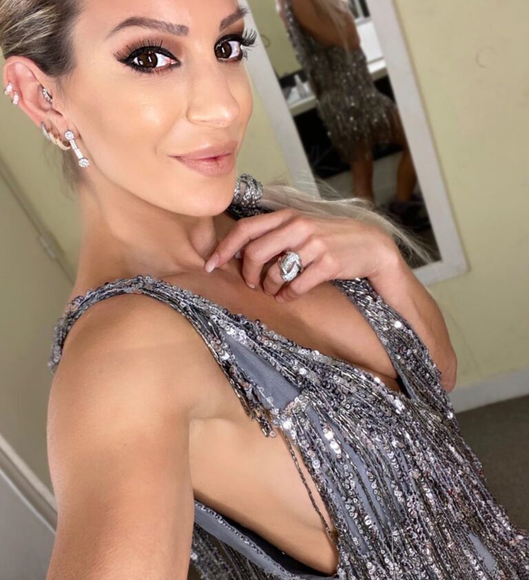 Noelia Marzol deslumbró con su figura en bata y pantuflas desde la cama