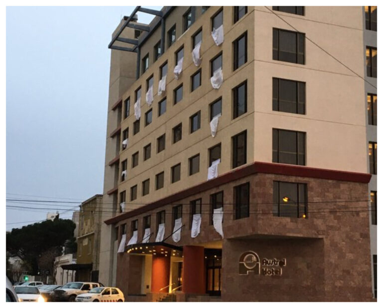 Hoteles de Comodoro, con sábanas en sus ventanas, pidieron que se declare la Ley de Emergencia