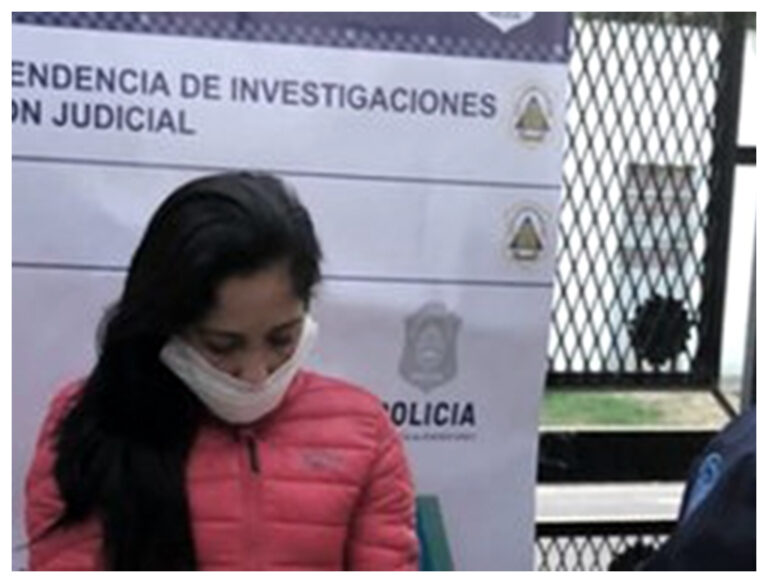 Obtenía fotos intimas de los hombres que seducía y luego los extorsionaba