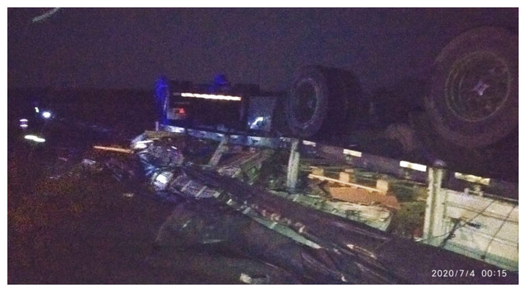 Un camión volcó en Garayalde