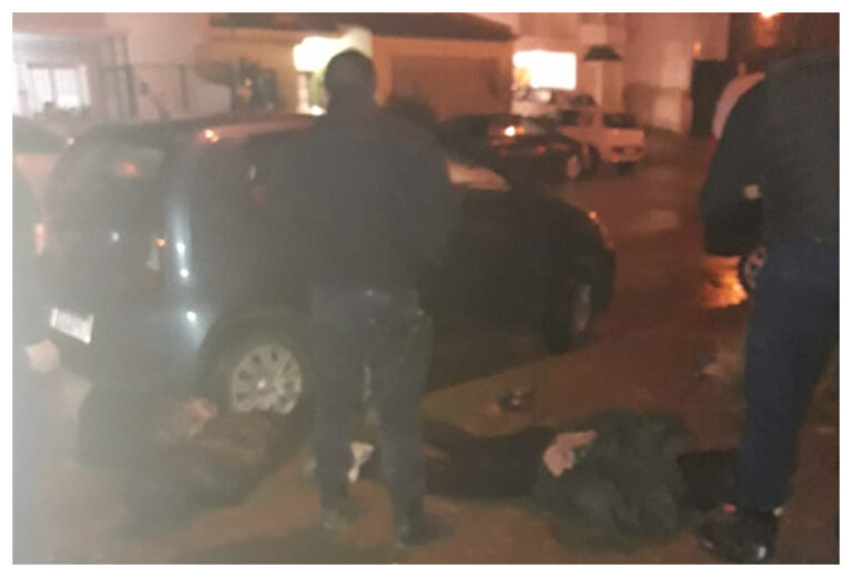 Dos delincuentes le pegaron a  una mujer mayor e hipoacúsica para robarle