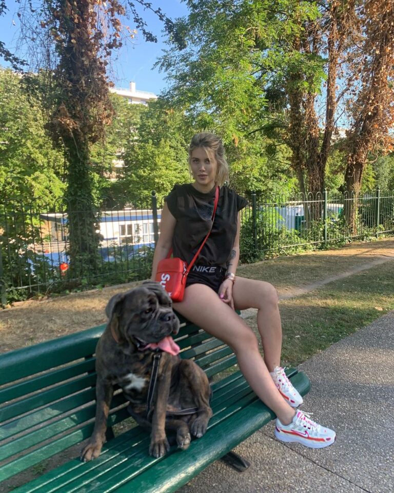 Wanda Nara sacó a pasear al perro y se llevó todas las miradas