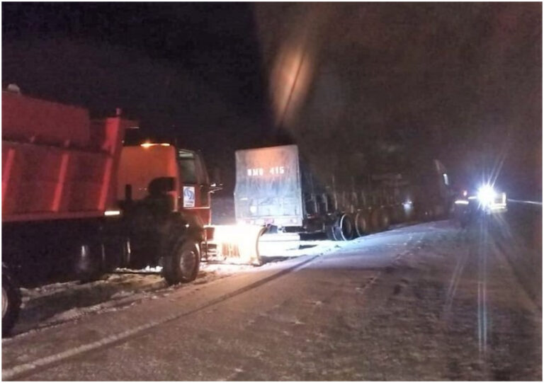Ruta 3 entre Garayalde y Comodoro con calzada húmeda y resbaladiza con hielo