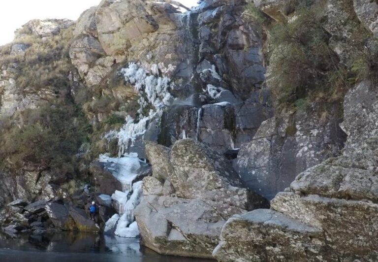 Se congeló una cascada en Córdoba