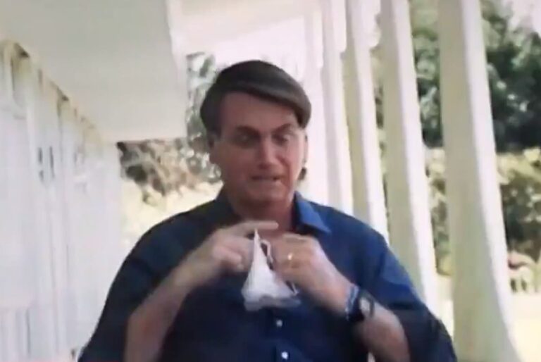 Demandarán a Bolsonaro por poner en riesgo a periodistas al anunciar su positivo