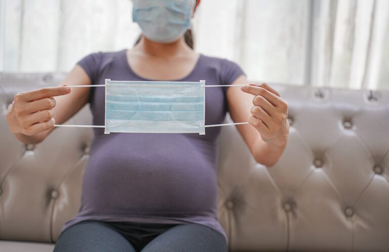 Detectaron presencia de coronavirus en la placenta, el cordón umbilical y la leche materna