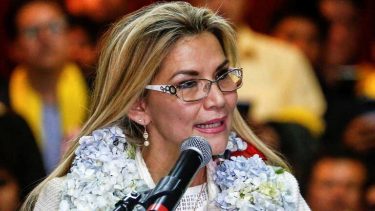 La presidenta de Bolivia, Jeanine Añez, tiene coronavirus